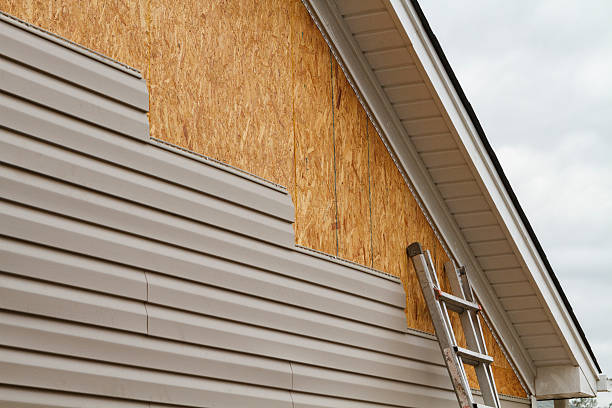 Professional Siding Contractor technician working in Glen Ellyn, IL